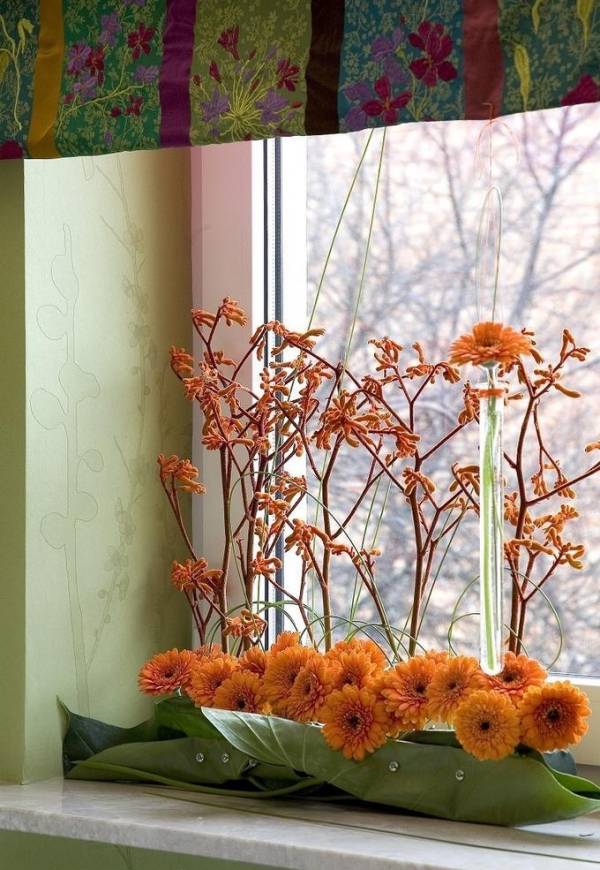 fönsterdekoration orange gerbera stora blad