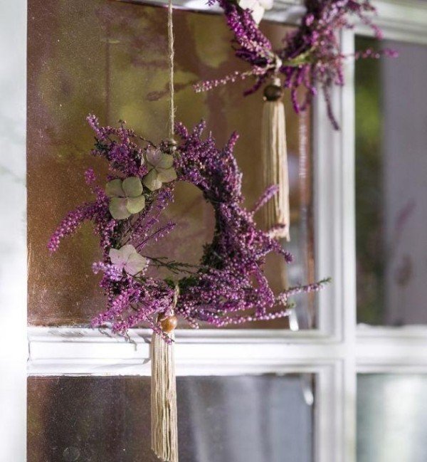 fönster dekoration höst mini kransar lavendel sladd