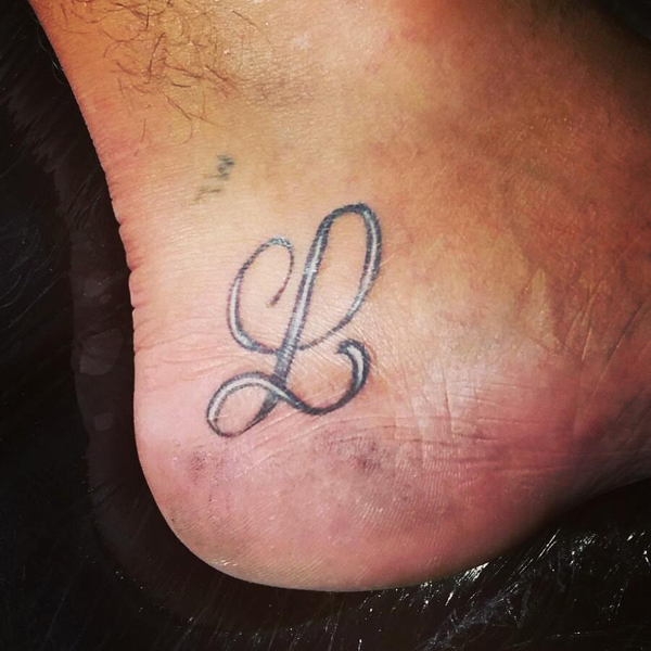 L -kirjain -tatuointimallit jalalla
