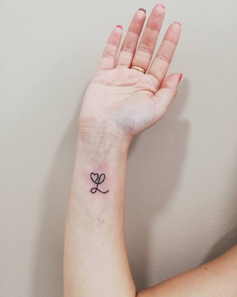 L -kirjain tatuointi sydämellä