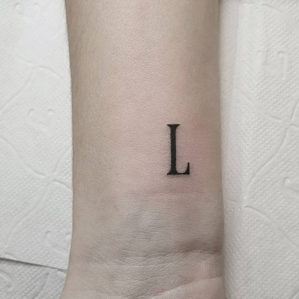 Yksinkertainen L -tatuointi