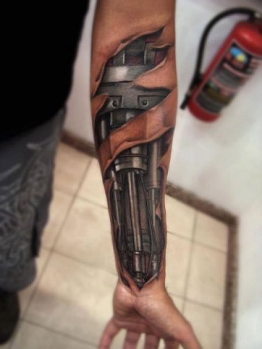 Mies teräksestä tatuointi aseilla