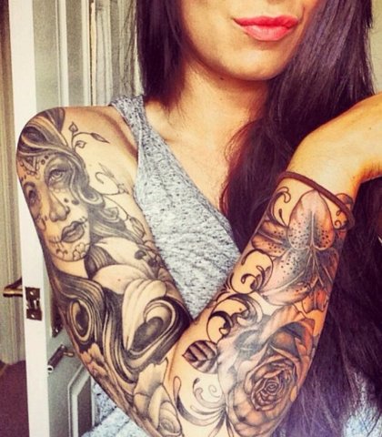 Hahmot, joilla on ruusut käsivarren tatuointi naisille