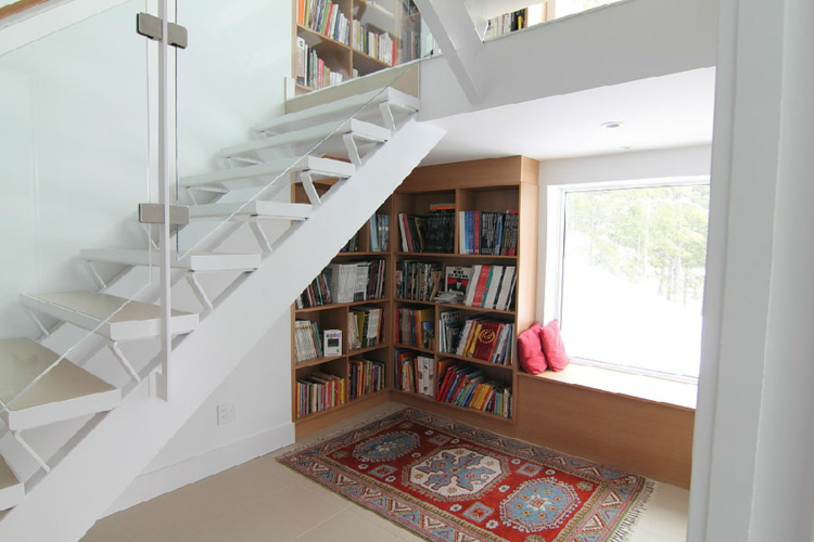 trappor nisch idéer läsning hörn bokhylla trä orientalisk matta