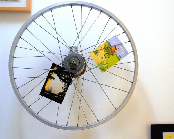Upcycling idéer med cykelvykort mellan ekrarna