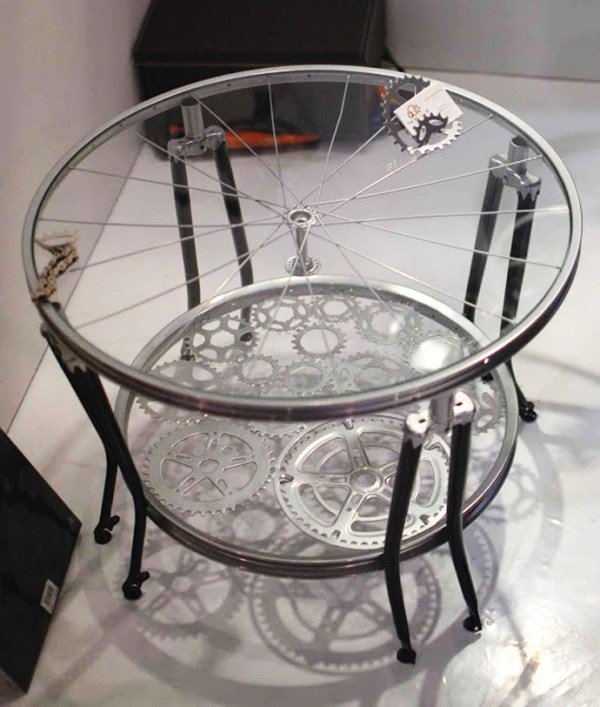 Upcycling-idéer-med-cykel-delar soffbord framhjul