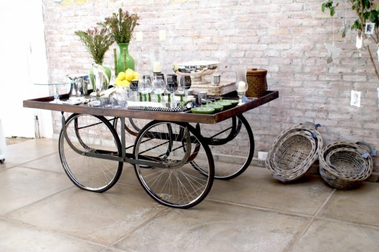 upcycling idéer med cykeldelar sidobordsbricka hjul ekrar industriell stil
