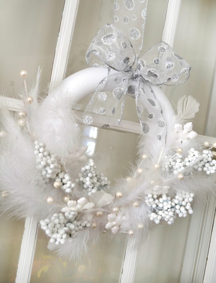 vinterdekoration idéer krans vita fjädrar romantiska bär silverband