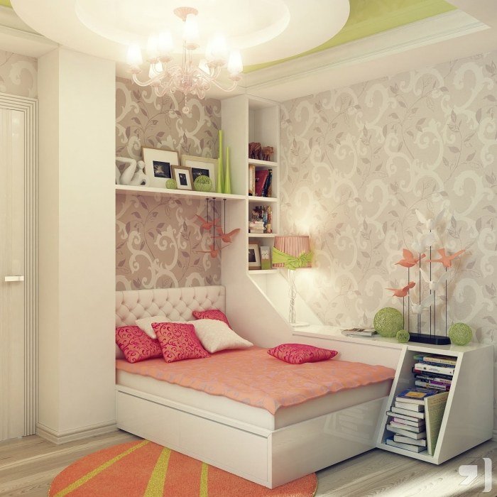 Flickrum-vit-säng-högglans-tapet-mönstrad-ljuskrona-dekorativ