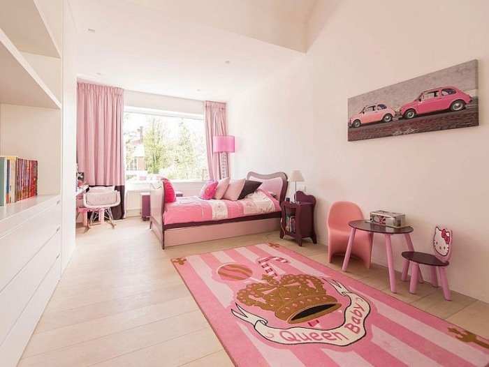 moderna barnkammare-flicka-matta-ränder-rosa-fönster gardiner