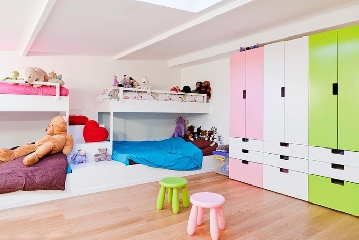 moderna barnrum i ljusa färger-praktiska förvaringsmöbler