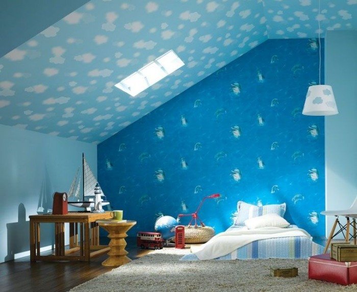 väggdesign-barnrum-med-sluttande tak-blå-tapeter-med-mönster