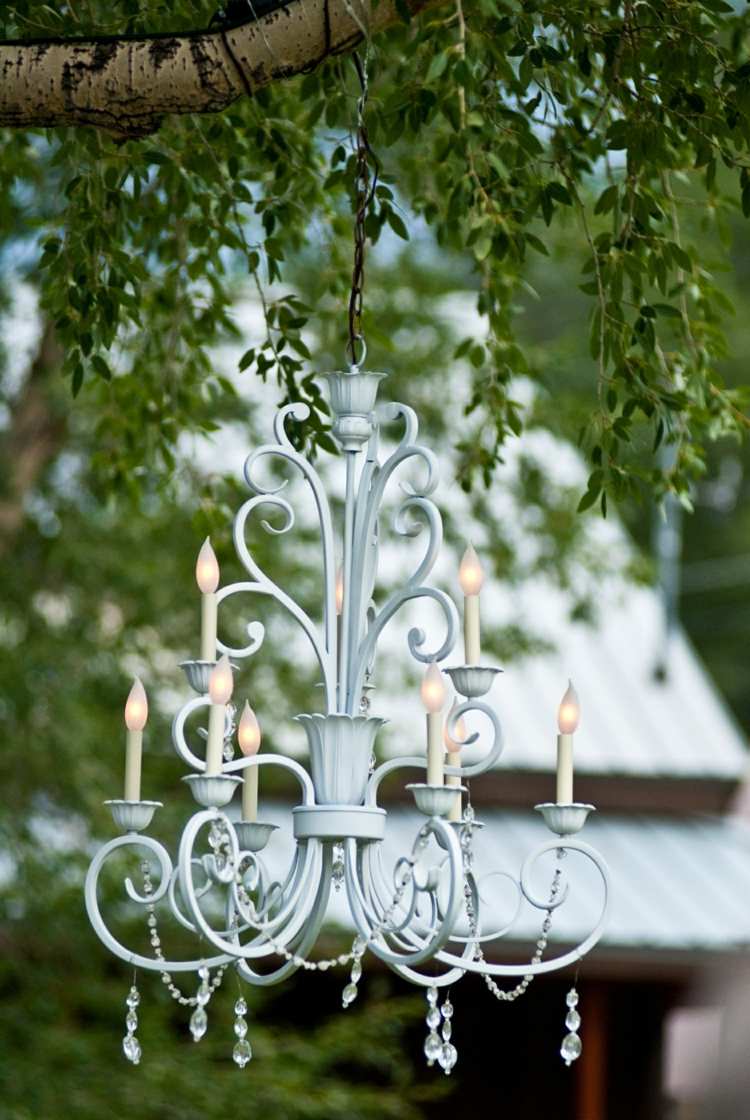 trädgård dekoration idéer ljuskrona vit vintage stil romantik