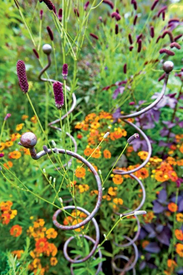 Blomstöd gjorda av metall spiral-trädgård design idéer