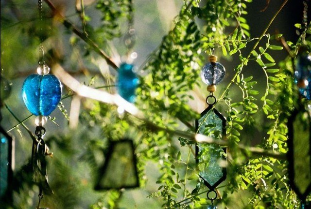 Vindklocksglas som hänger i trädgården och dekorerar idéer