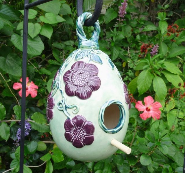 Fågelmatare i trädgården målad dekorativ keramik