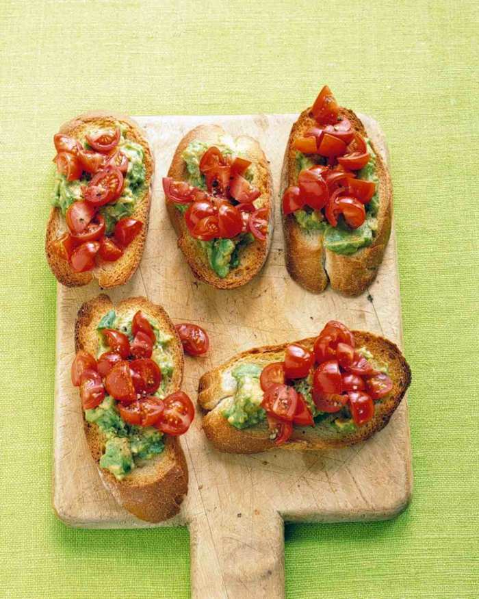 Tomat och avokado bruschetta