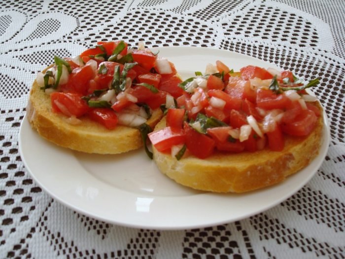 Tomatsallad på bruschetta