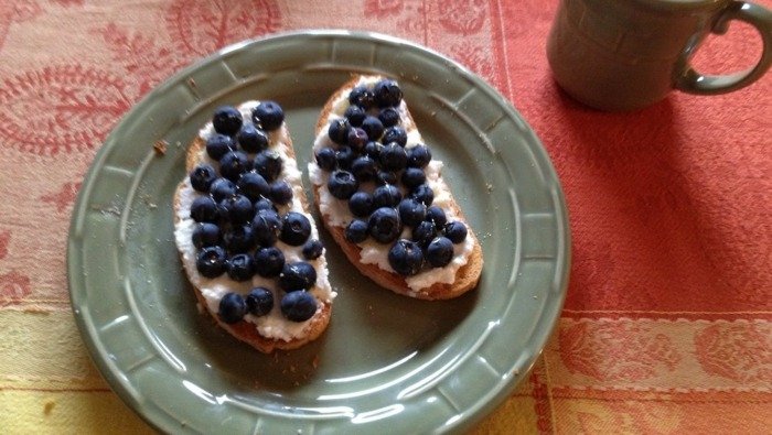 Blåbär-Bruschetta-med-kaffe