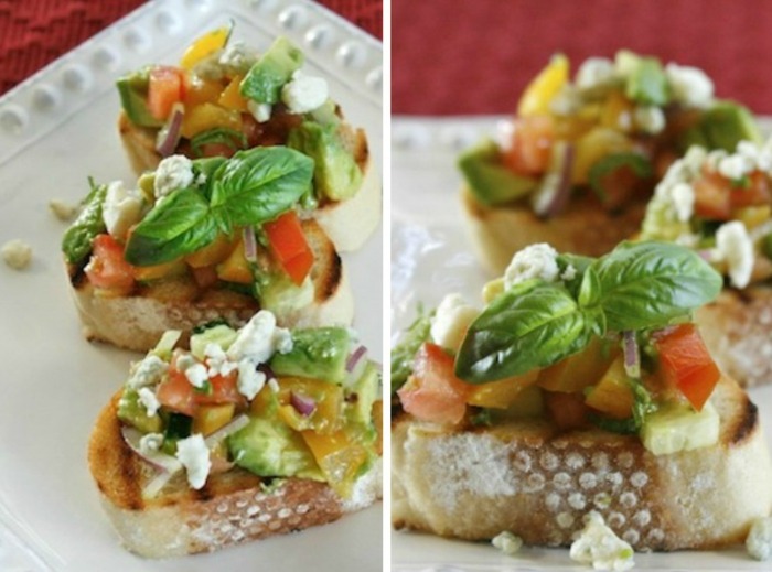 Blåostbruschetta grillad med avokado