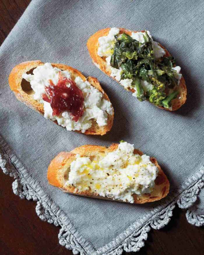 Crostini-med-citronskal-raket-och-honung