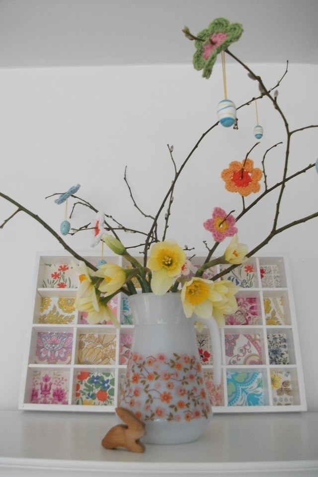 dekoration påsk påskägg träd porslin kanna narcissus kvistar virkade blommor