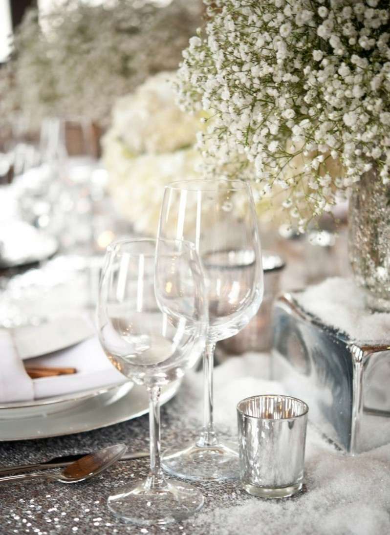 vinter bröllop dekoration bord dekoration idé blommor vitt konstgjord snö silver