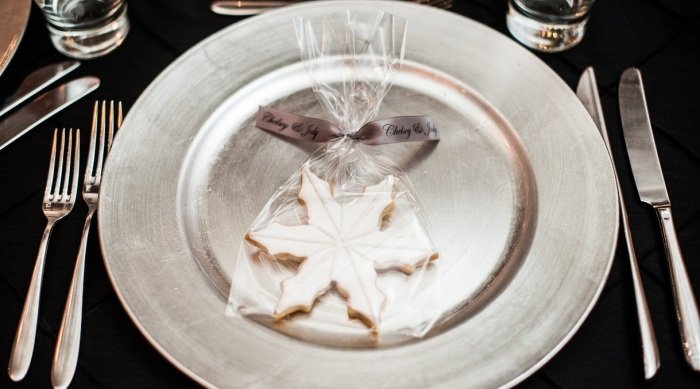 snöflinga-pepparkakor-små-gåvor-till-bröllop-gäster-idéer-gör-det-själv