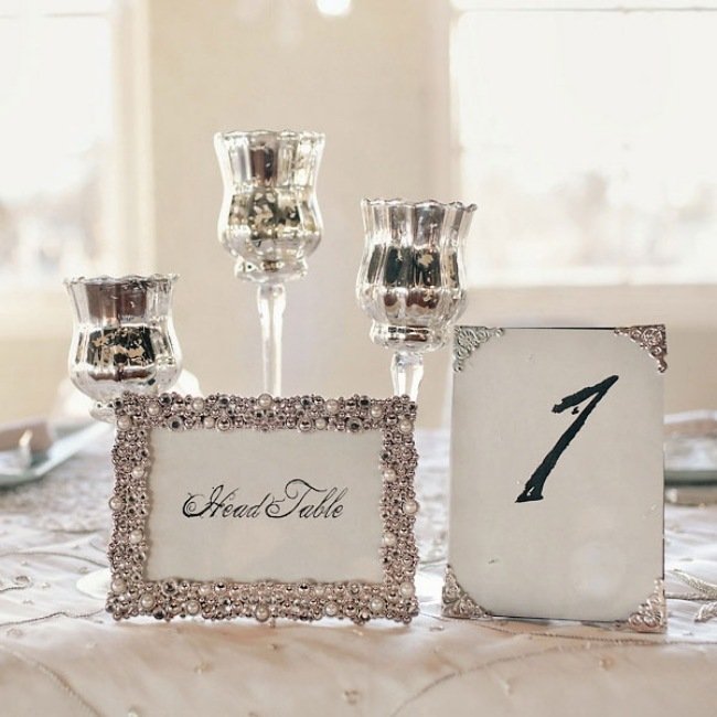 DIY-dekoration-plats-kort-med-pärlor-plats-kort-bröllop-vinter-dekoration-silver-ljusstakar