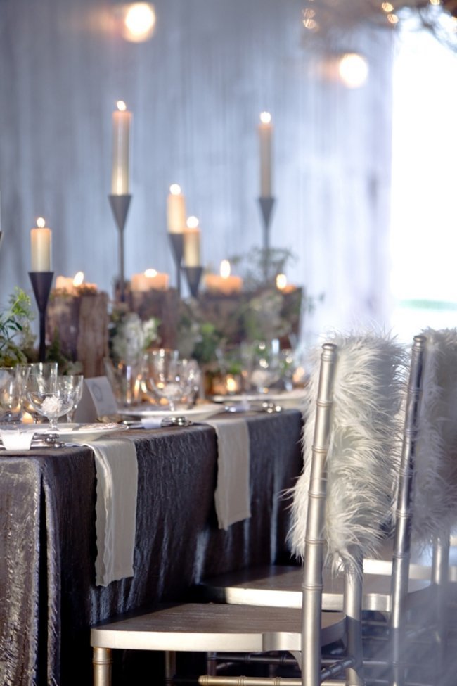 eklektisk-dekoration-vinter-bröllop-silver-detaljer-fluffiga-ryggstöd-täcker-stolar