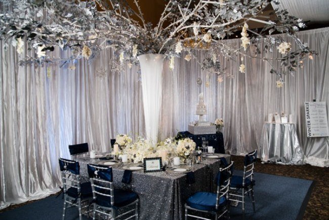 elegant-dekoration-vinter-bröllop-restaurang-golvlängd-gardiner-glänsande-metalliskt-konstgjort-träd