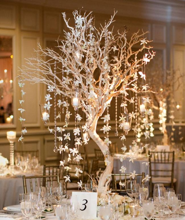 vinter-bröllop-idéer-bord-mittpunkt-litet-träd-med-blommor-kransar-hängande-design