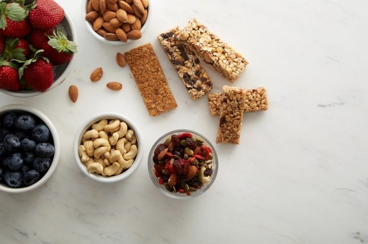 fitness-recept-snacks-friska-gör-det-själv-nötter-proteiner-torkad frukt