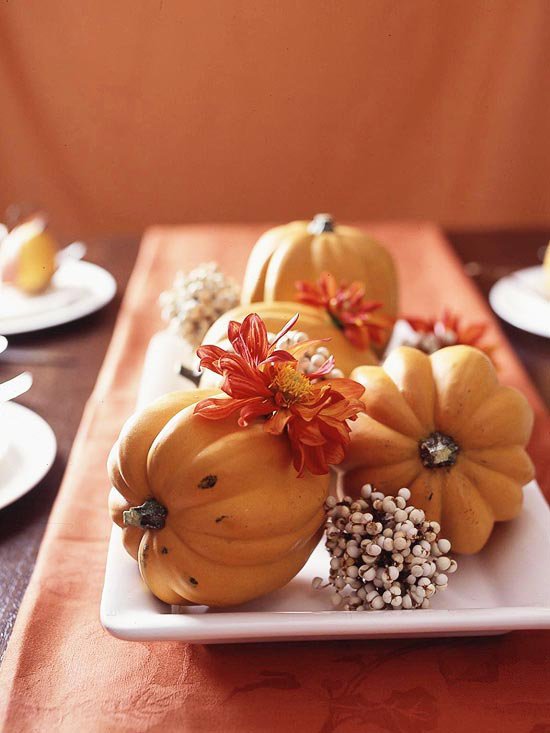 Herbstdeko bord orange bordslöpare mini pumpor blommor