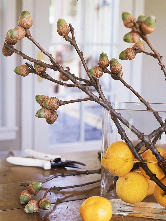 höst dekor bord naturliga material ekollon grenar glas vas citroner