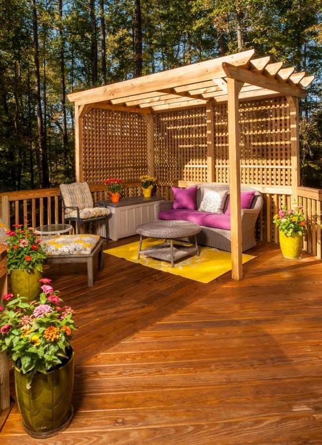 balkong terrass skydd idéer trä pergola spaljé sittgrupp