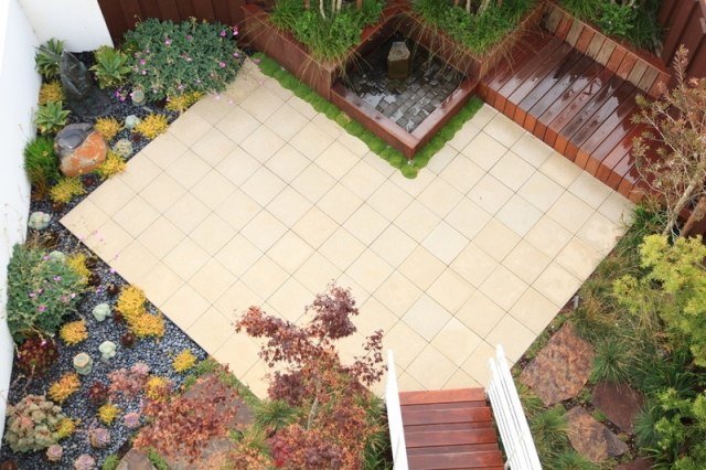 diagonalt-riktning-golvbeläggning-trädgård-stad