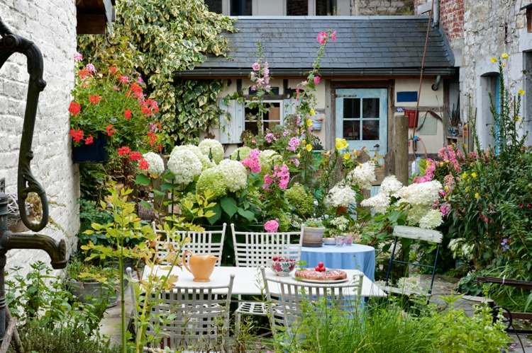 liten bakgård design-idé-blomma-sittplatser-trädgårdsmöbler