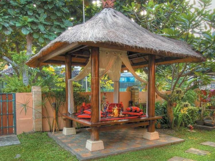 liten-bakgård-lounge-tropisk stil-baldakin-myggnät