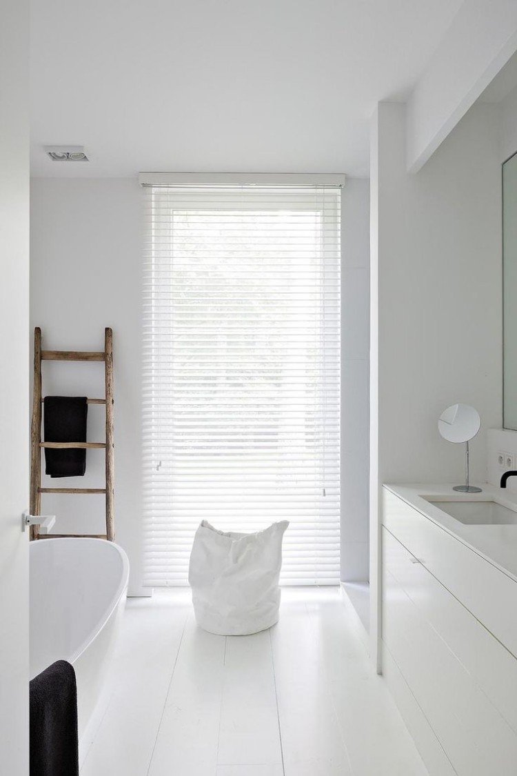 liten-badrum-design-vit-minimalistisk-enkel-reducerad-stege