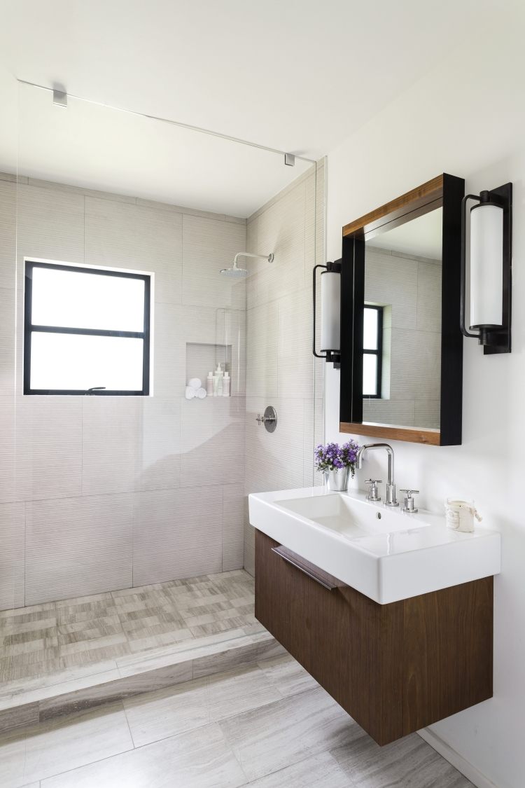 litet-badrum-design-ljus-vit-marmor-fåfänga-trä-spegel