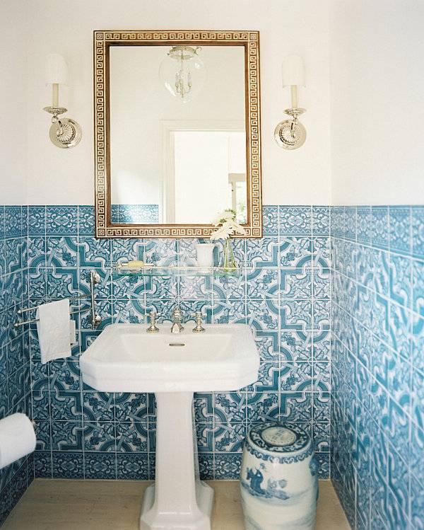 Keramikplattor badrum-blått vitt blommönster-guldram väggspegel blomkruka