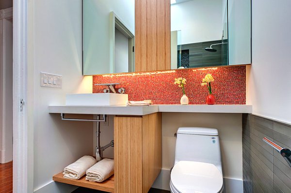 Badrum bakvägg-röd mosaik kakel dekorativa-vaser handdukstork hyllplan