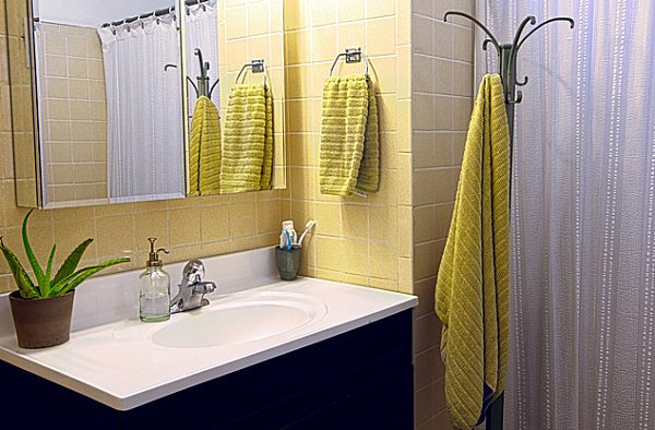 Modernt badrumsdesign-aloe krukväxt-gula duschdraperier-handdukshållare