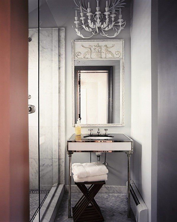 Lyxig badrumsdesign-moderna vintage dekorationsidéer-vägg spegel byrå ljuskrona