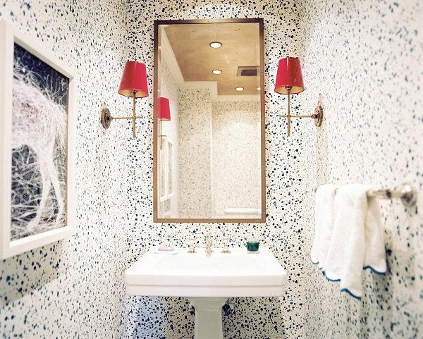 Badrumsväggdesign prickig tapet mönster spegelram handfat