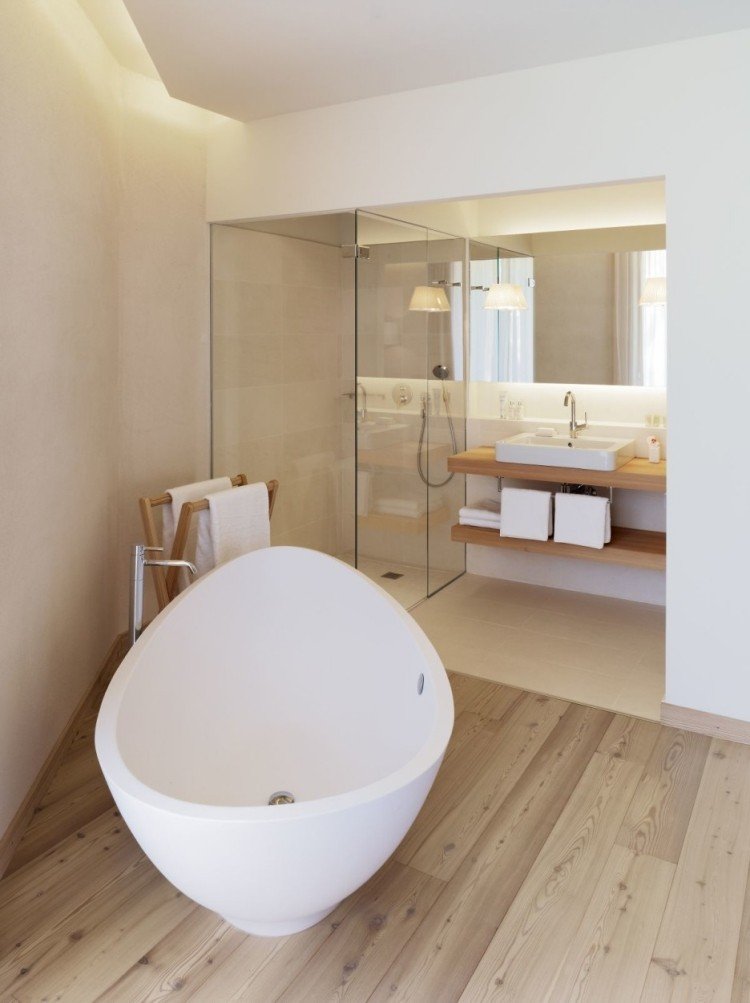 litet-badrum-design-ljus-trä-golv-kakel-badkar-fristående