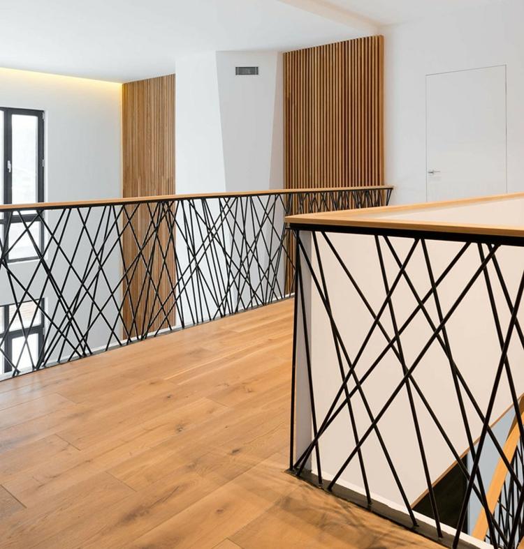 interiör trappa i skandinavisk stil ledstång svart metall