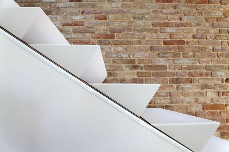 designidé steg trappor kilform vit tegel modern
