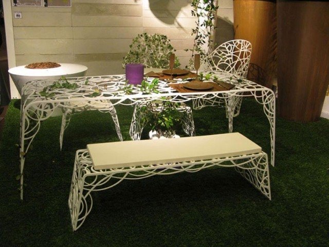Vita trädgårdsmöbler-metall filigran matbord bänk stolar-uteplats